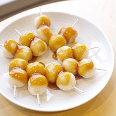 A picture of Mitarashi Dango with tofu.