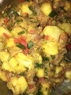 A picture of Boiled Potato with sauce & shred chicken🥘.