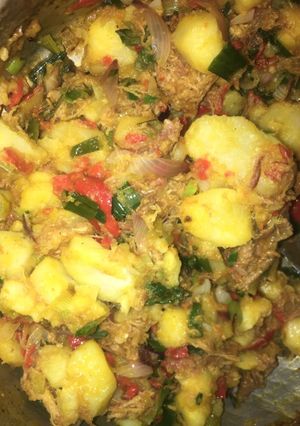 A picture of Boiled Potato with sauce & shred chicken🥘.