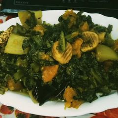 A picture of Mixed Vegetables Spinach With Moong Dal Vadi Curry.