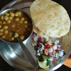 A picture of Yummy chole bhature.