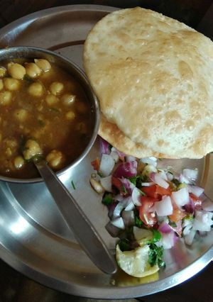 A picture of Yummy chole bhature.