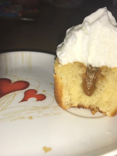 Una foto de Cupcakes de vainilla con dulce de leche y merengue❤️