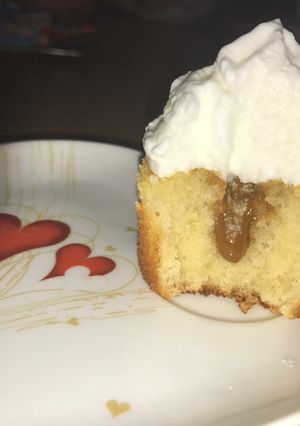 Una foto de Cupcakes de vainilla con dulce de leche y merengue❤️