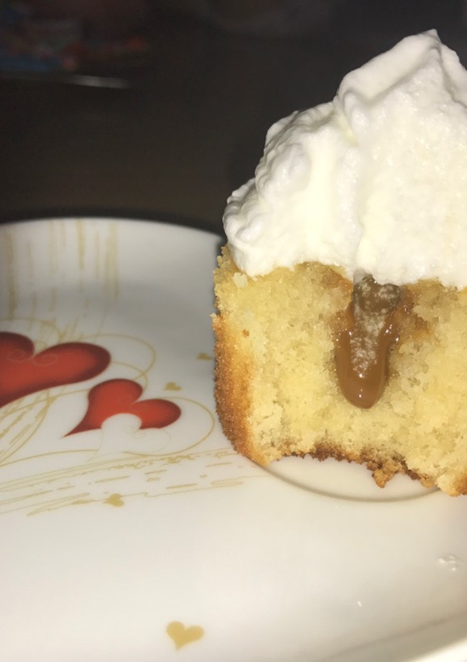 Una foto de Cupcakes de vainilla con dulce de leche y merengue❤️
