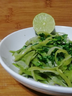Una foto de Ensalada de porotos verdes y cilantro