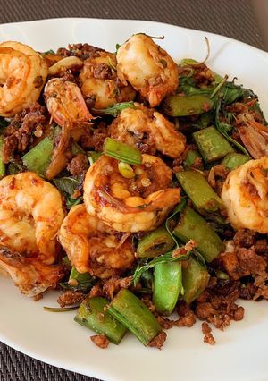 รูปของ กะเพรากุ้ง+หมูสับ ใส่ถั่วลันเตา