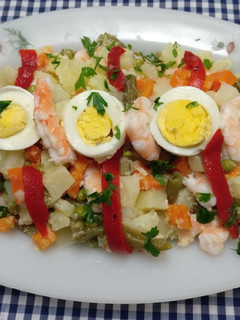 Una foto de Ensaladilla rusa con langostinos