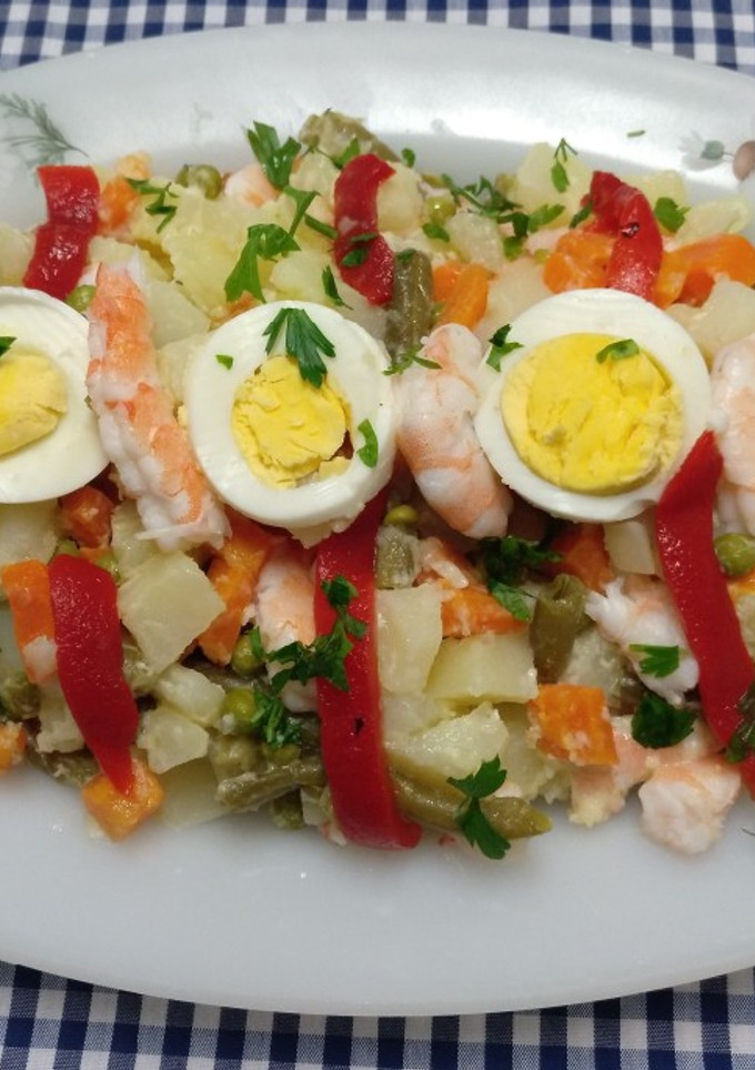 Una foto de Ensaladilla rusa con langostinos