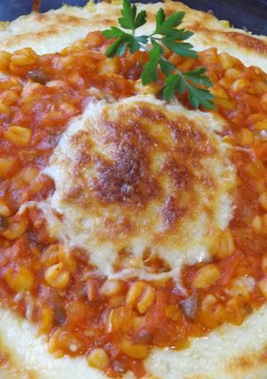Una foto de Pastel de polenta y maíz blanco