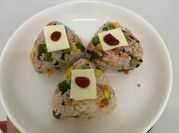 Hình ảnh của cơm nắm cá hồi