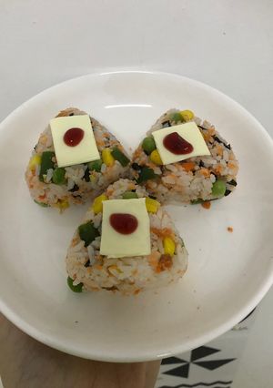 Hình của món Cơm nắm ruốc cá hồi.