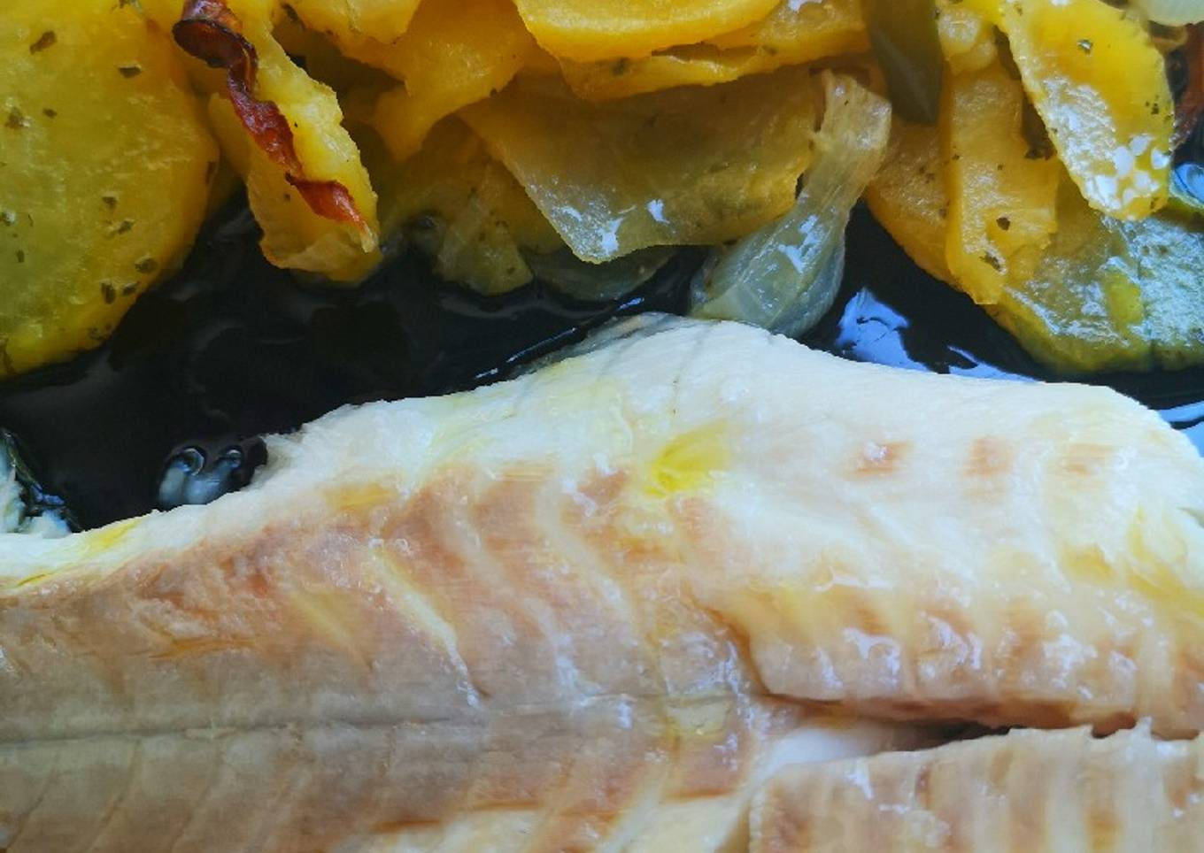 Lubina a la sal con patatas panaderas