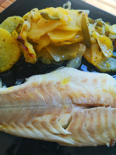 Una foto de Lubina a la sal con patatas panaderas