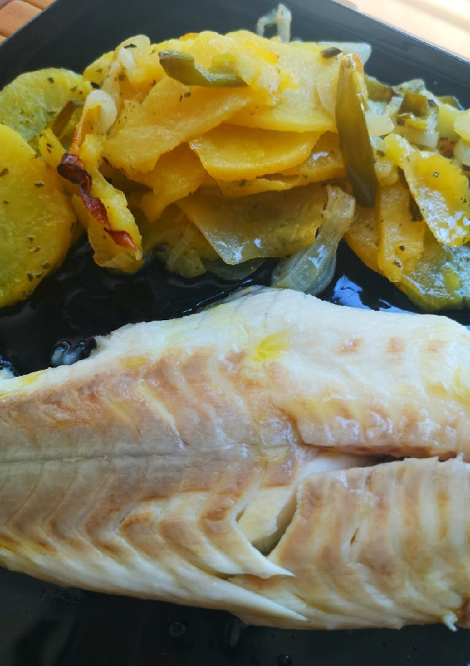 Una foto de Lubina a la sal con patatas panaderas