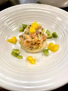 Una foto de Tartar de salmón con aguacate y mango