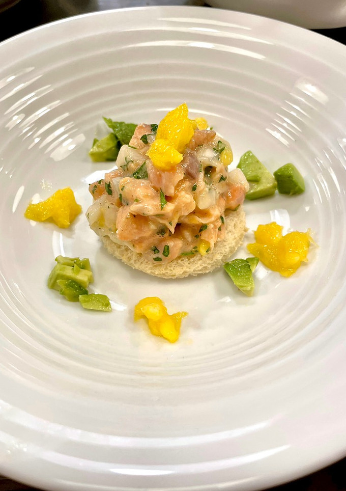 Una foto de Tartar de salmón con aguacate y mango