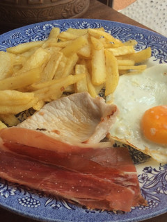 Una foto de Capricho de huevo a la plancha con jamón, lomo y patatas🍳