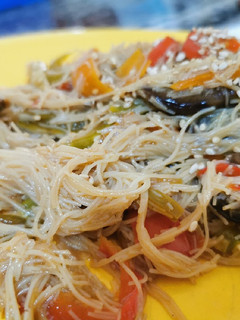 Una foto de Fideos chinos con verduras y soja!!!