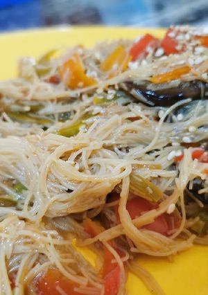 Una foto de Fideos chinos con verduras y soja!!!
