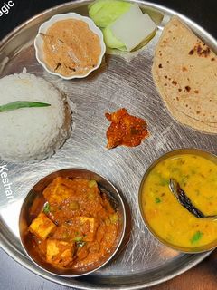 वेज थाली/ शाकाहारी थाली (Veg thali / shakahari thali recipe in Hindi) रेसिपी मुख्य फोटो