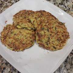 Una foto de Torticas de arroz, espinaca y zanahoria