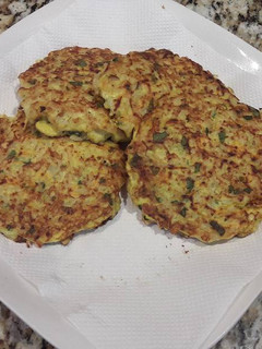 Una foto de Torticas de arroz, espinaca y zanahoria