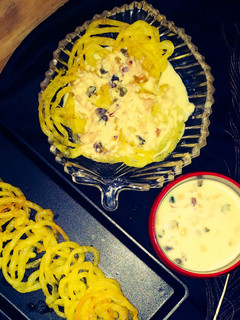 ஜிலேபி அதனுடன் ரபரி (Jalebi with rabdi recipe in tamil) செய்முறை முக்கிய புகைப்படம்