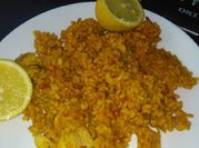 Una foto de paella marisco