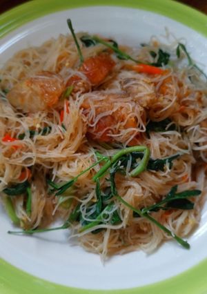 รูปของ หมี่ผัดกระเฉดหมูกรอบ