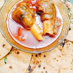 A picture of Paya curry with tandoori roti.