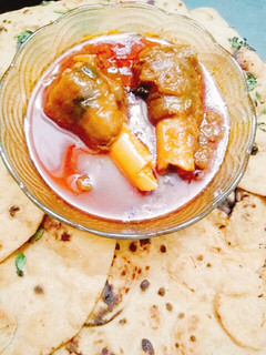 A picture of Paya curry with tandoori roti.