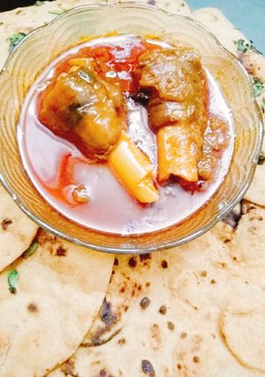 A picture of Paya curry with tandoori roti.