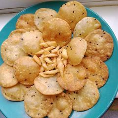 A picture of Coconut oats papdi.