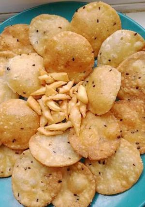 A picture of Coconut oats papdi.