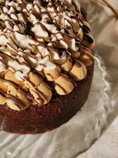 Una foto de 🍰🍫 Torta húmeda con ganache de dulce de leche, chantilly con hilos de chocolate 🍫🍰