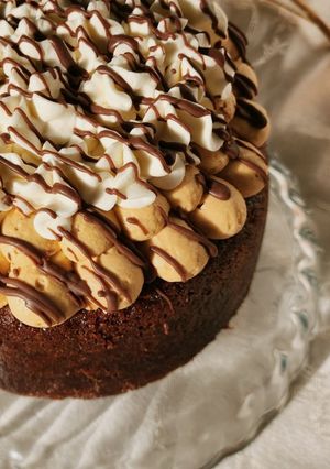 Una foto de 🍰🍫 Torta húmeda con ganache de dulce de leche, chantilly con hilos de chocolate 🍫🍰