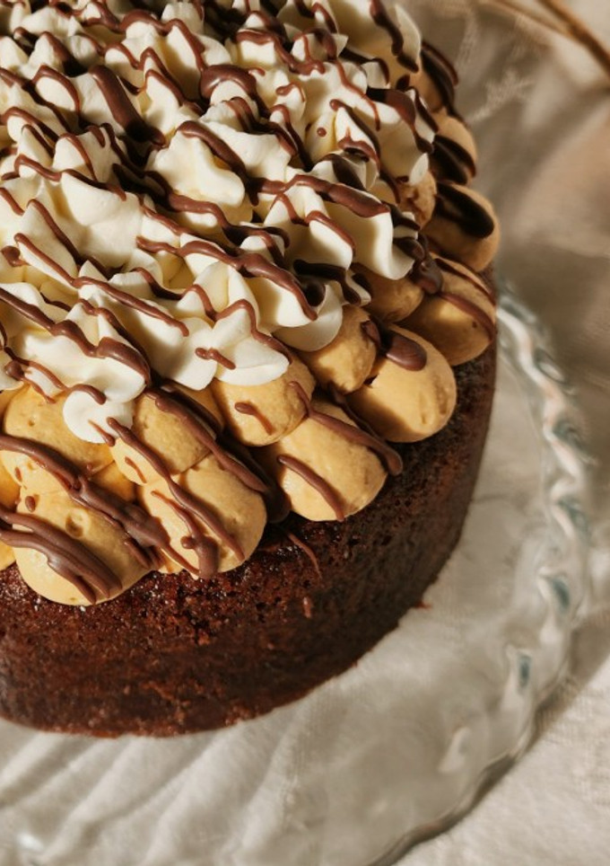 Una foto de 🍰🍫 Torta húmeda con ganache de dulce de leche, chantilly con hilos de chocolate 🍫🍰