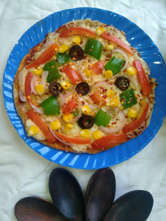 ભાખરી પીઝા (Bhakhri Pizza Recipe In Gujarati) રેસીપી મુખ્ય ફોટો