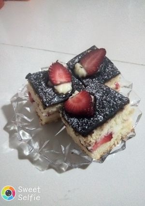 صورة لوصفة كيكة بالفراولة 😋😋