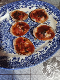 Una foto de Conchas finas con salsa
