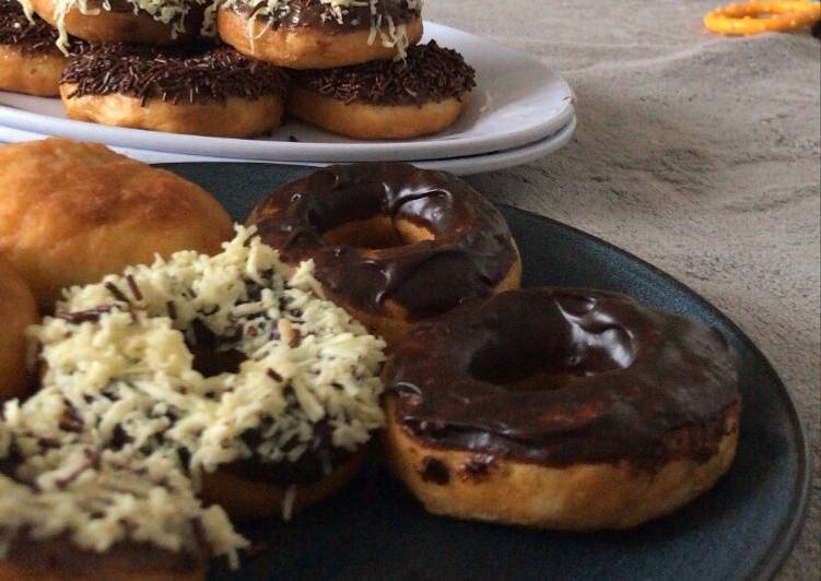 Donat lembut dengan dan tanpa diuleni