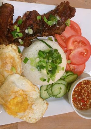Hình của món Cơm sườn ốp la.