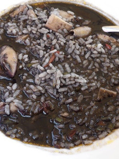 Una foto de Arroz con tinta de calamar