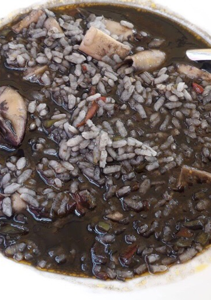 Una foto de Arroz con tinta de calamar