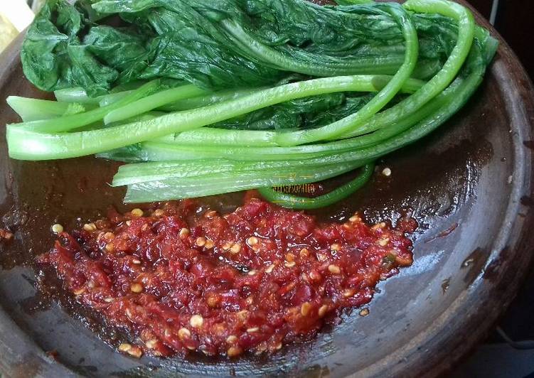 Cara Gampang Menyiapkan Sambal Mentah Lalap Sawi #PekanInspirasi#BikinRamadhanBerkesan yang Menggugah Selera