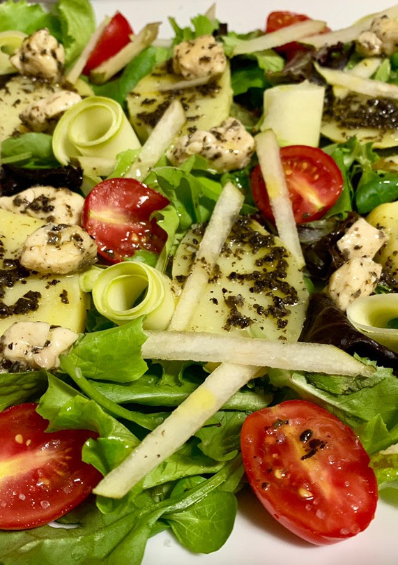 Una foto de Ensalada de patata y pollo trufados