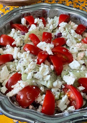 Une photo de Salade de concombres et tomates au labneh, menthe et feta