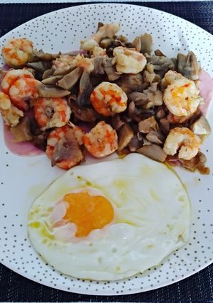 Una foto de Setas con langostinos