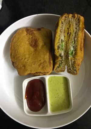 A picture of Bread pakoda with cheese filling.